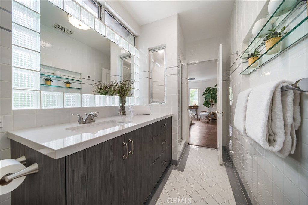 10452 Lindbrook Drive