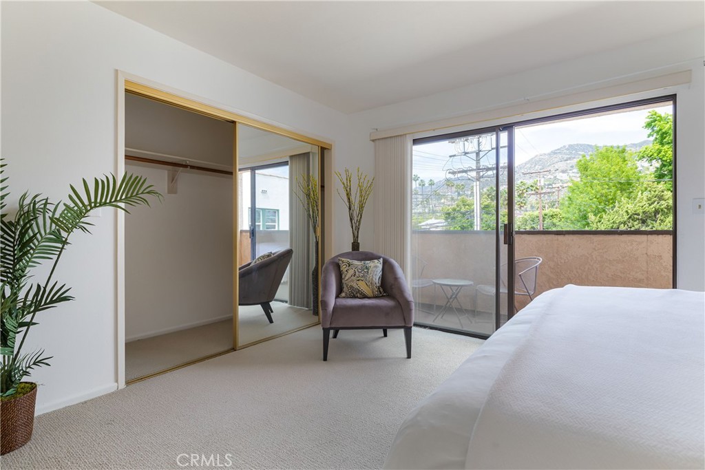 1137 N Maryland Avenue 5