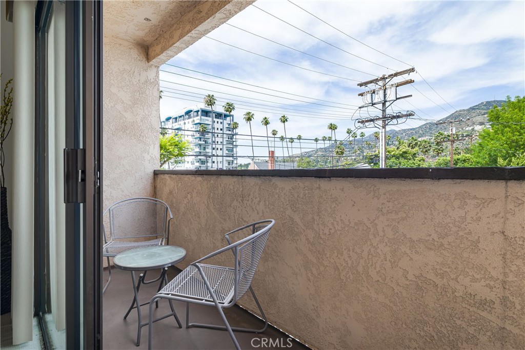 1137 N Maryland Avenue 5