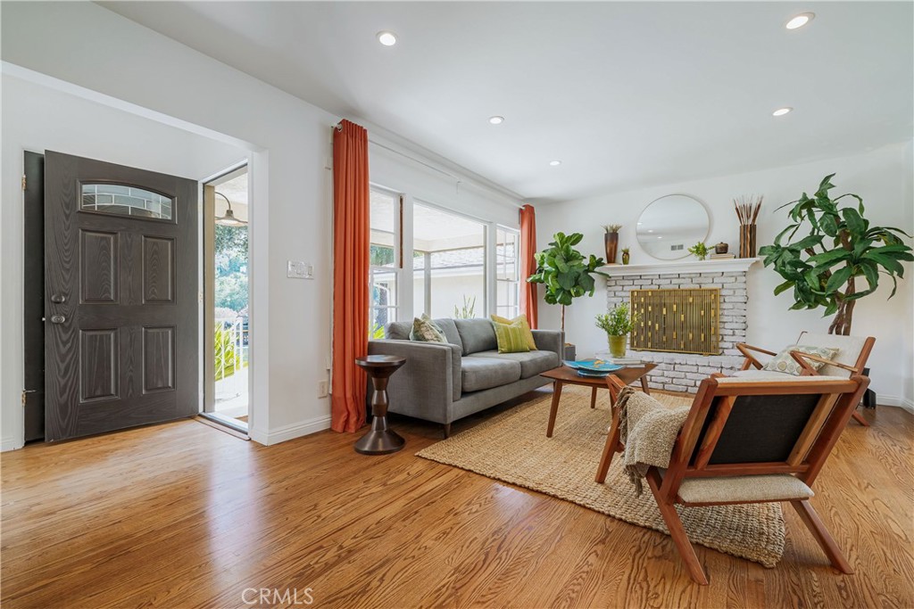3550 La Crescenta Avenue