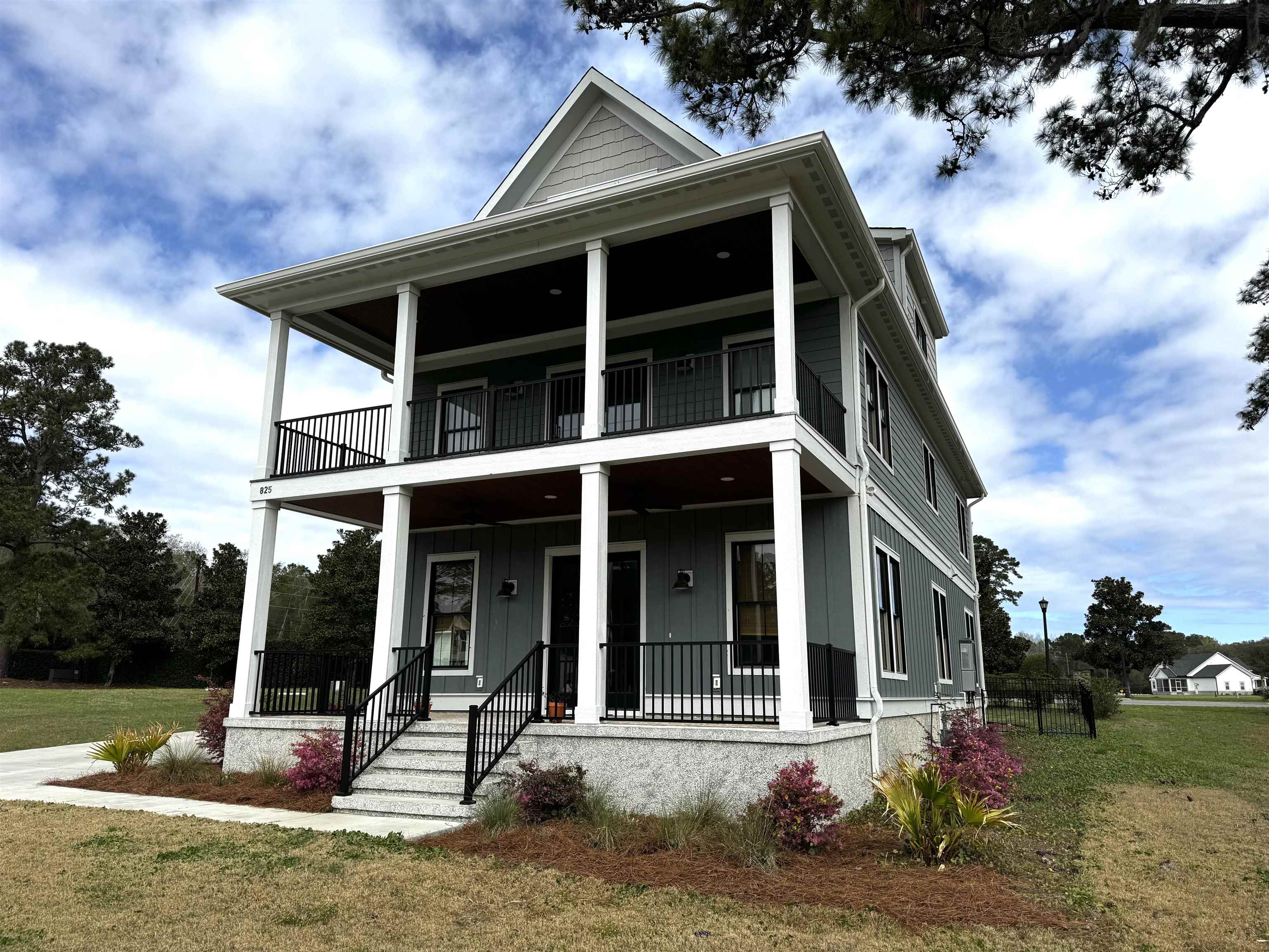 825 Commanders Island Dr.