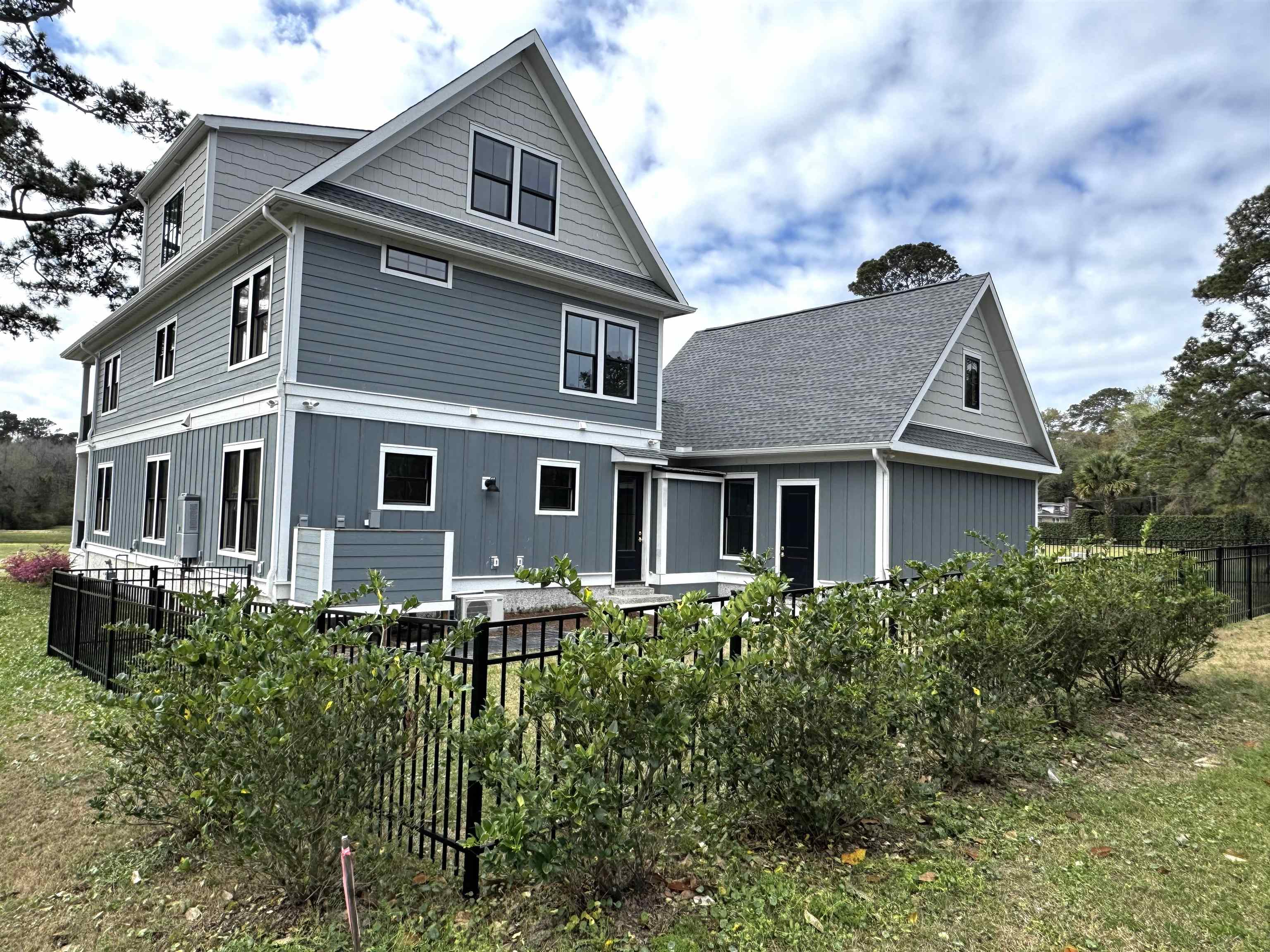 825 Commanders Island Dr.