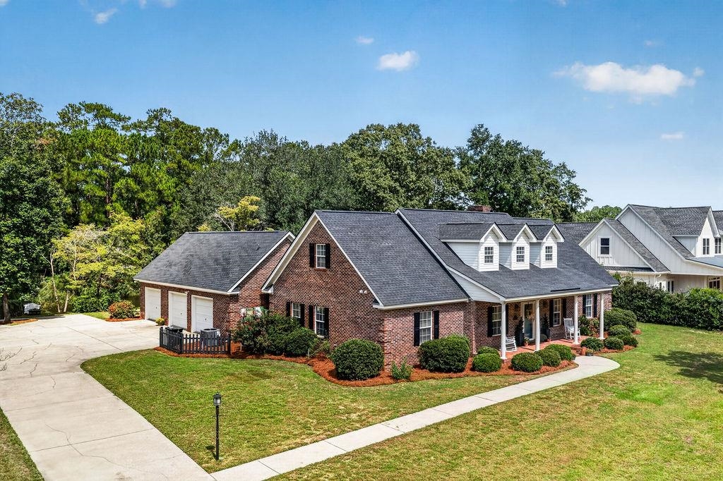 387 Robin Dr.
