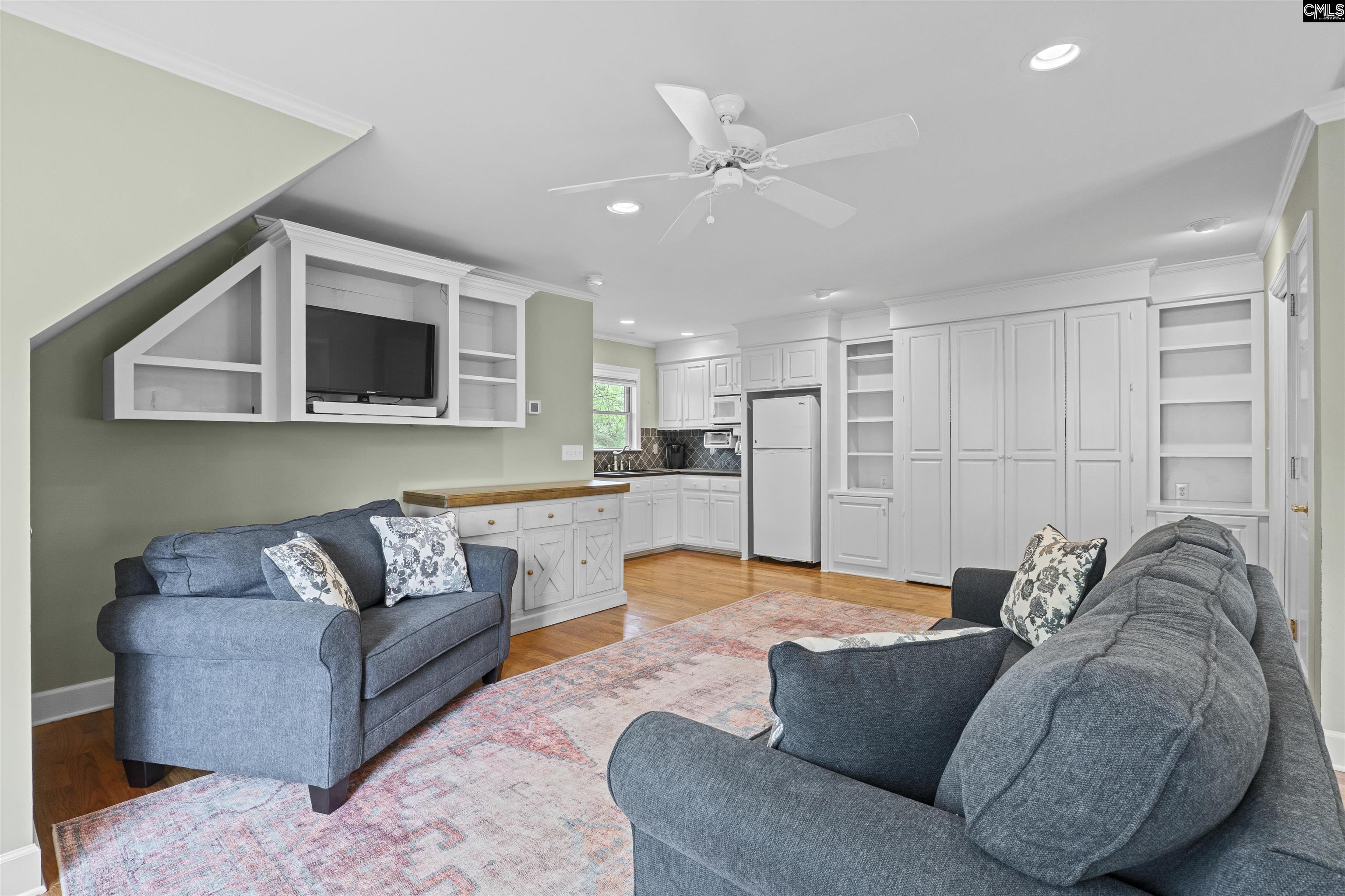 2223 Lakeshore Road