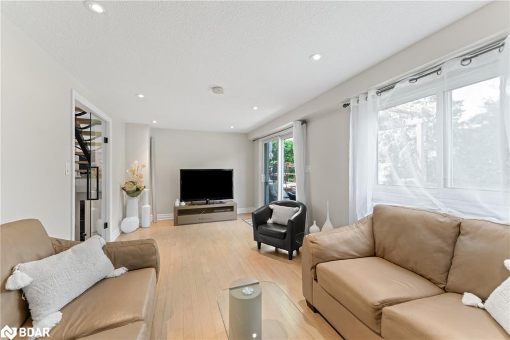 3282 Charmaine Heights