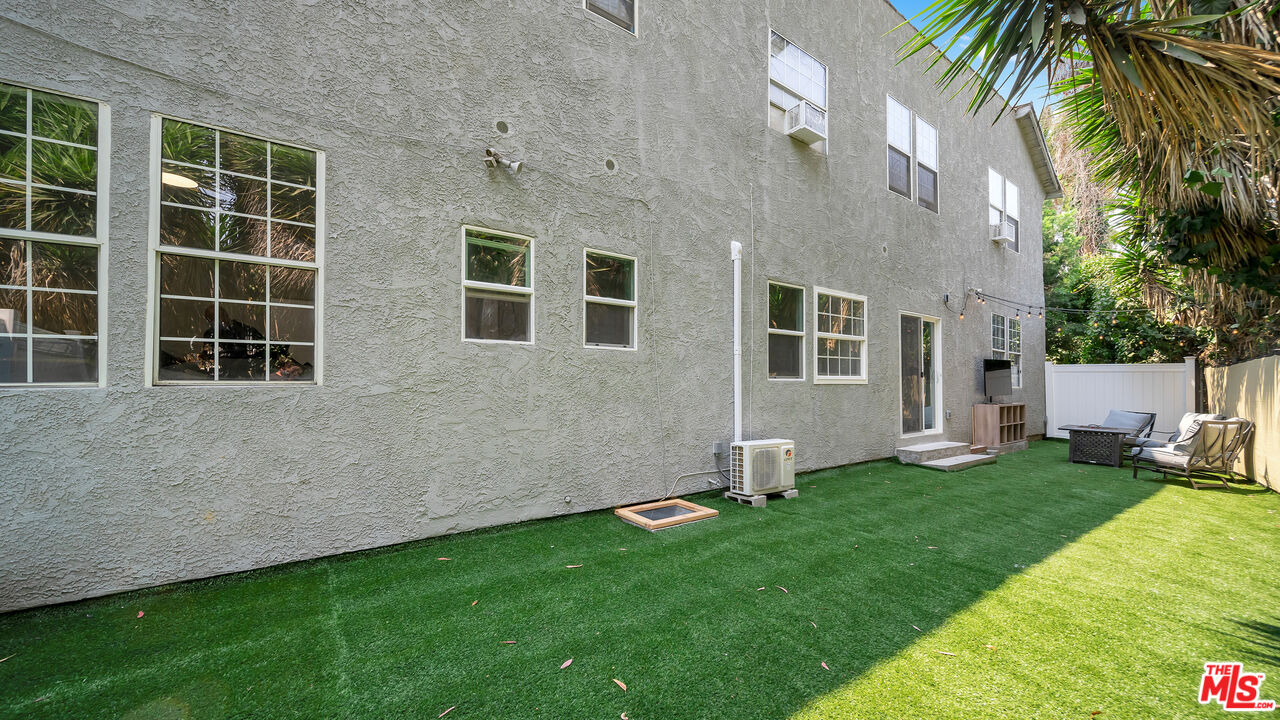 2522 S Dunsmuir Ave