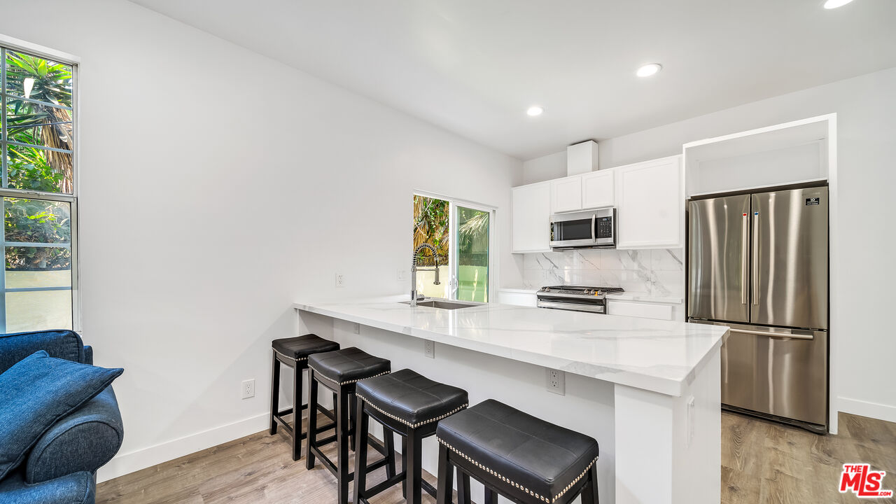 2522 S Dunsmuir Ave