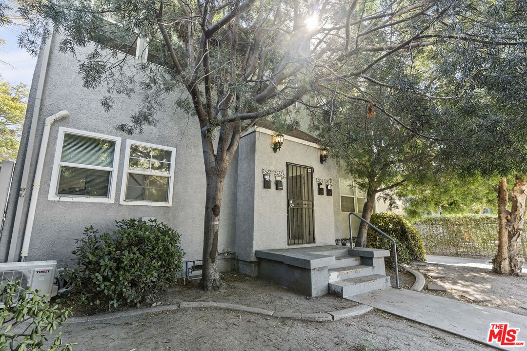 2522 S Dunsmuir Ave