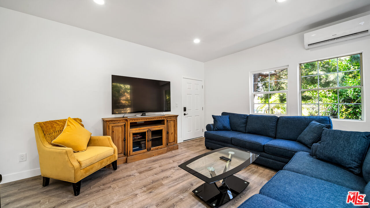 2522 S Dunsmuir Ave