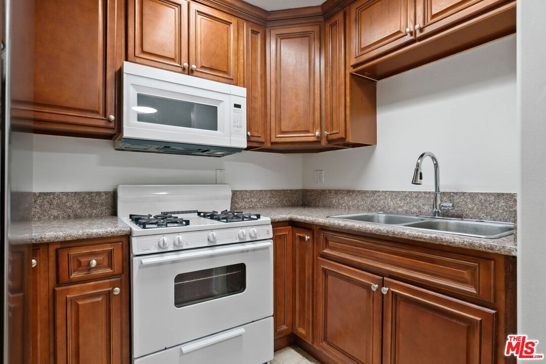 15939 Victory Blvd Unit: 102
