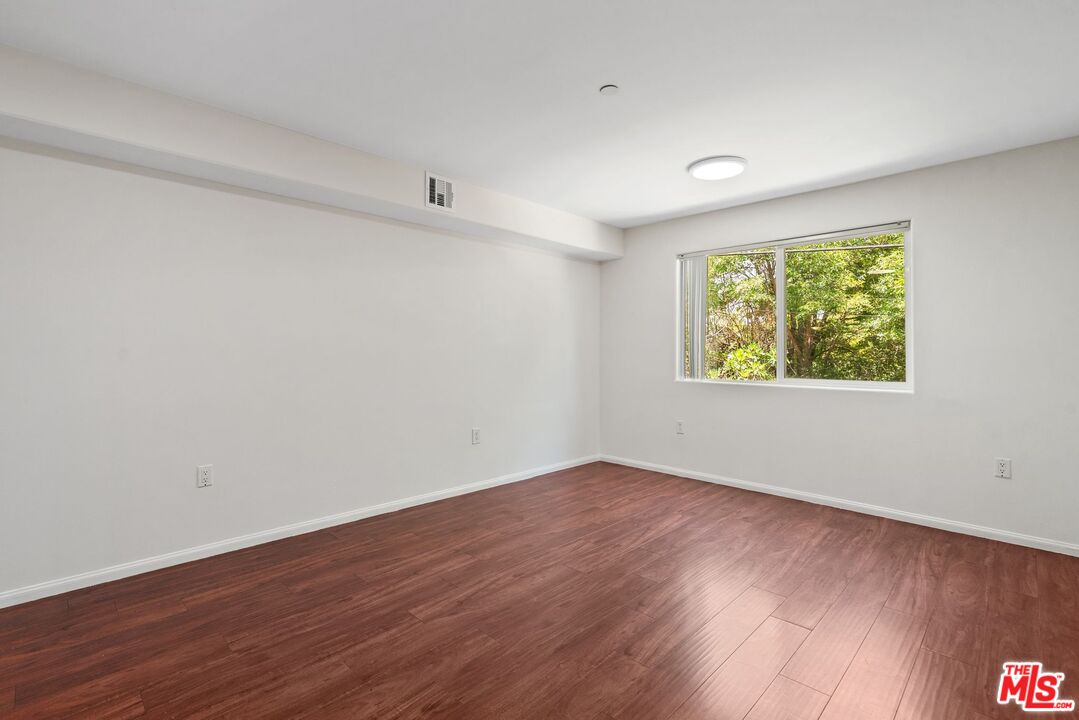 15939 Victory Blvd Unit: 102