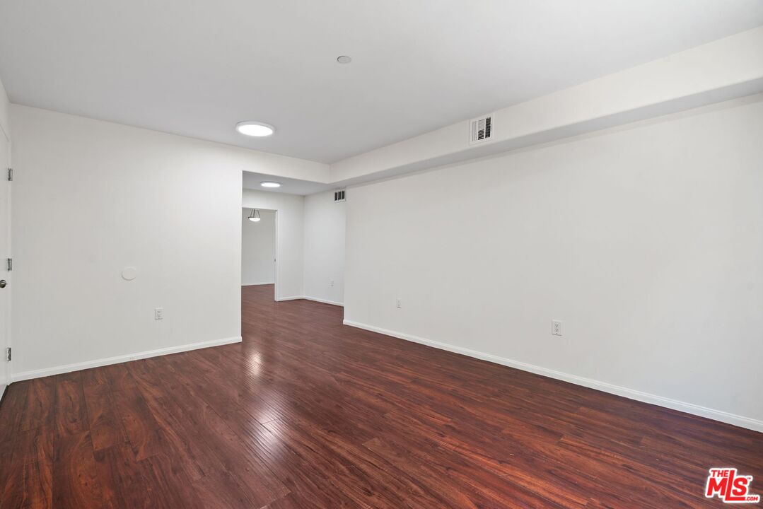 15939 Victory Blvd Unit: 102