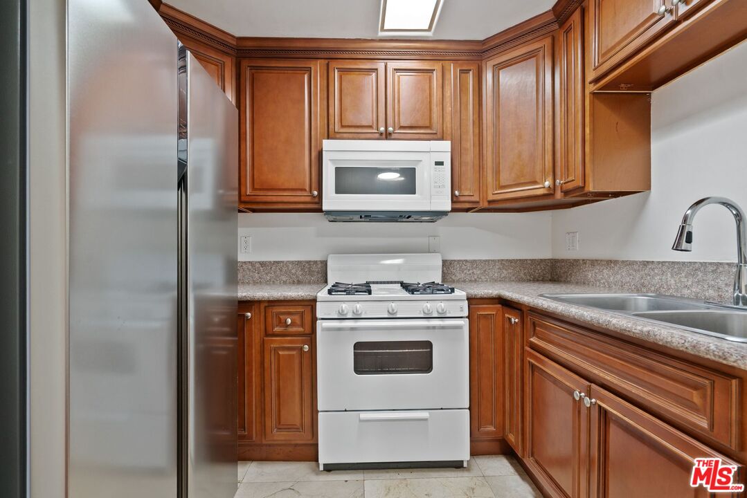 15939 Victory Blvd Unit: 102