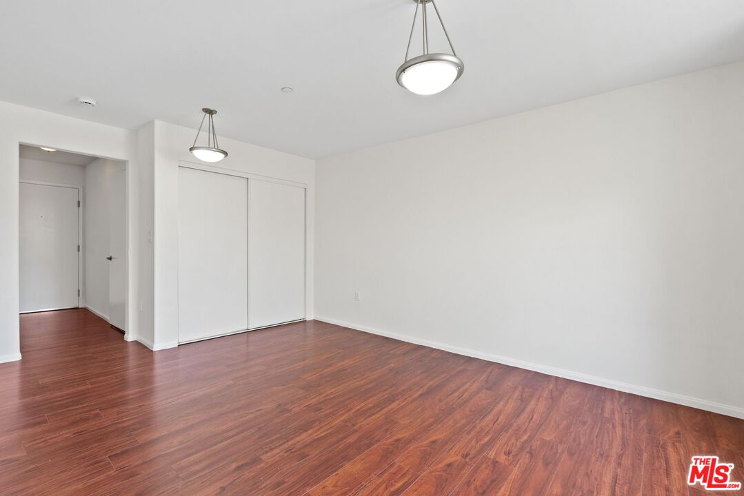 15939 Victory Blvd Unit: 102