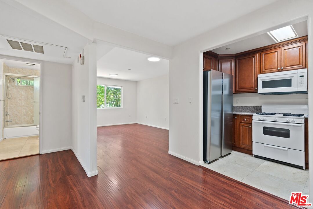 15939 Victory Blvd Unit: 102
