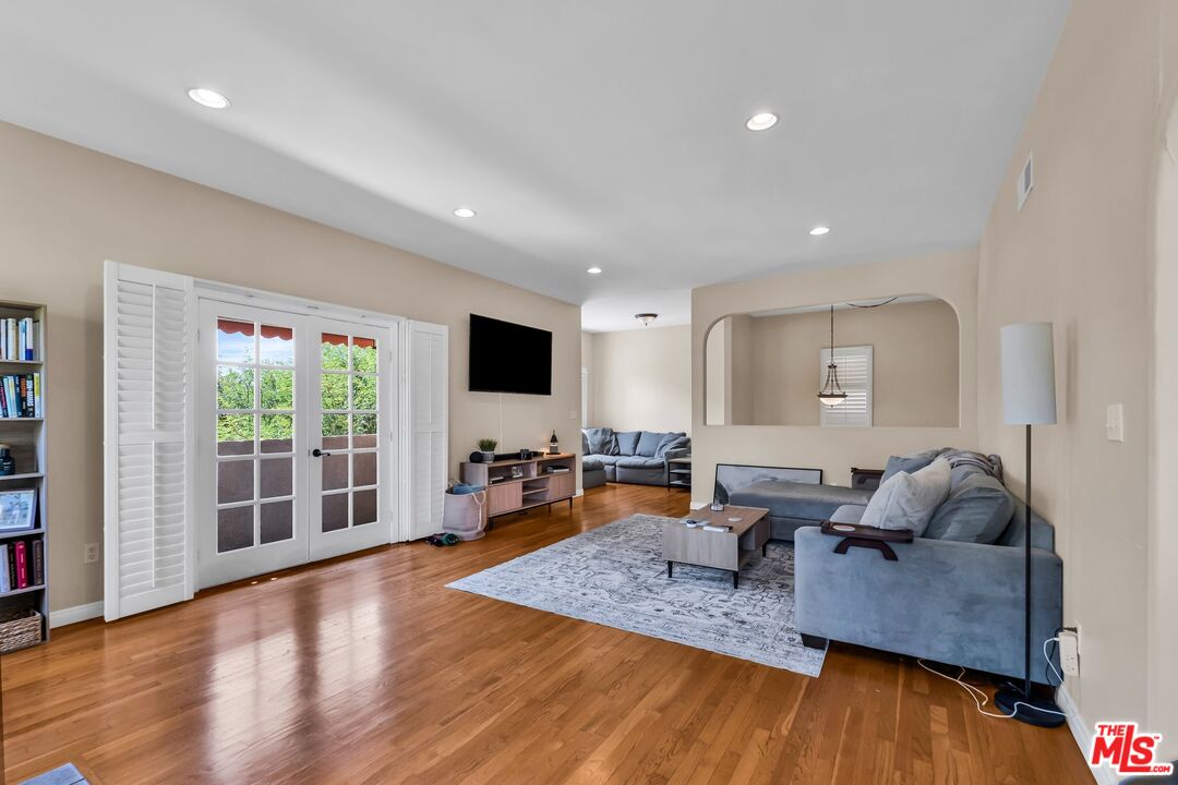 1073 S Mansfield Ave