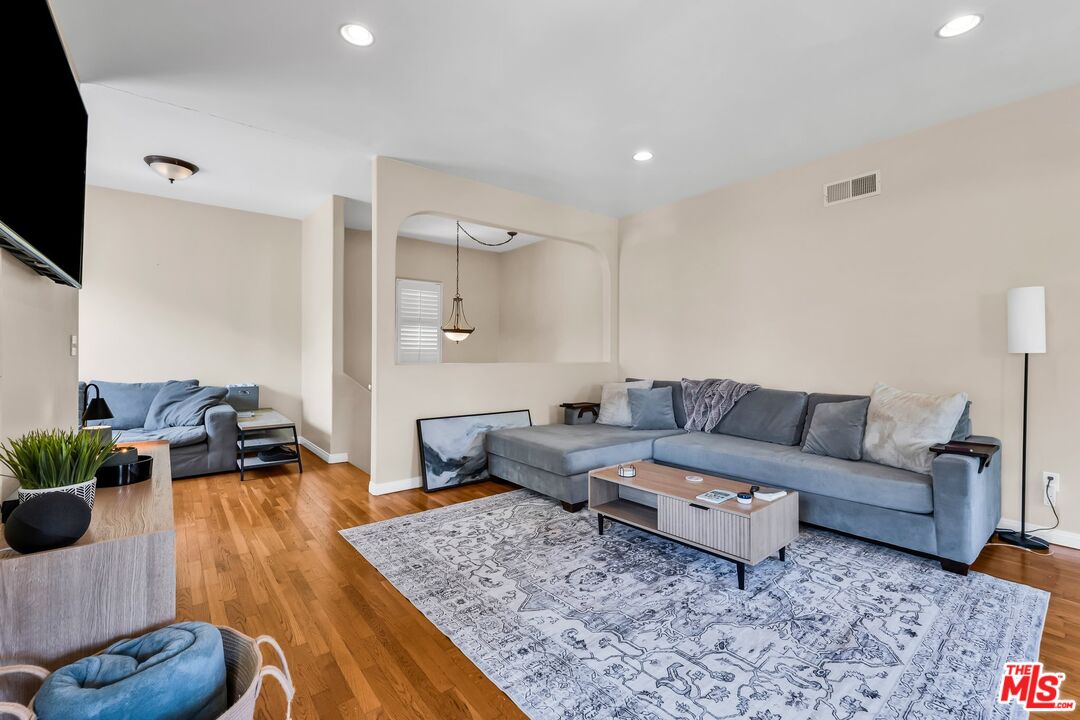 1073 S Mansfield Ave