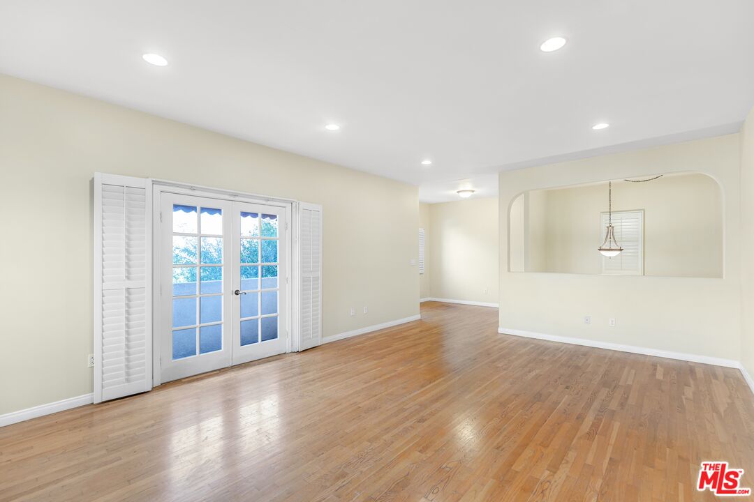 1073 S Mansfield Ave