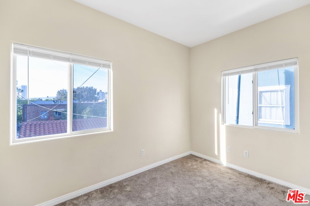 1073 S Mansfield Ave