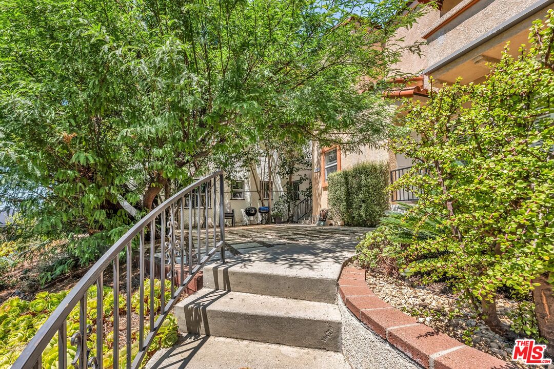 1073 S Mansfield Ave