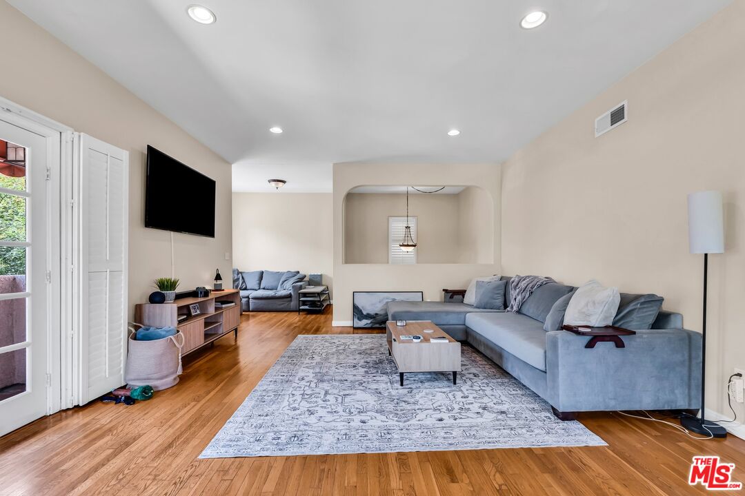 1073 S Mansfield Ave