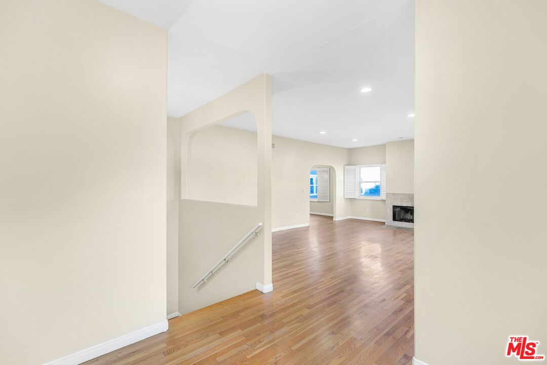 1073 S Mansfield Ave