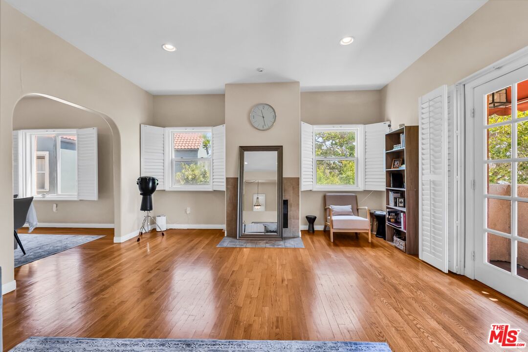 1073 S Mansfield Ave