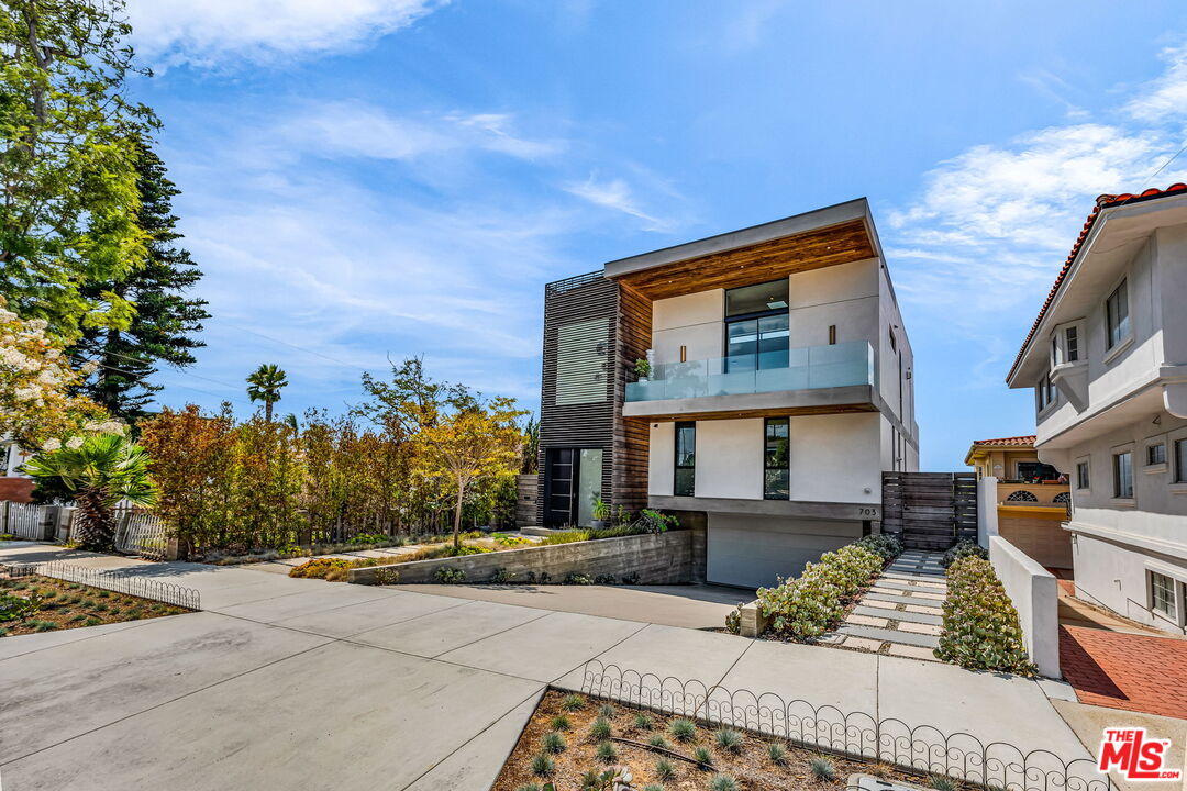 703 N Lucia Ave