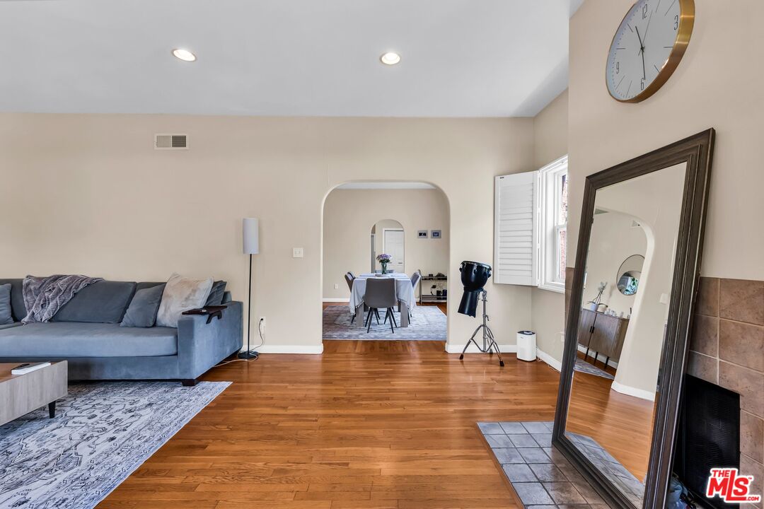 1073 S Mansfield Ave