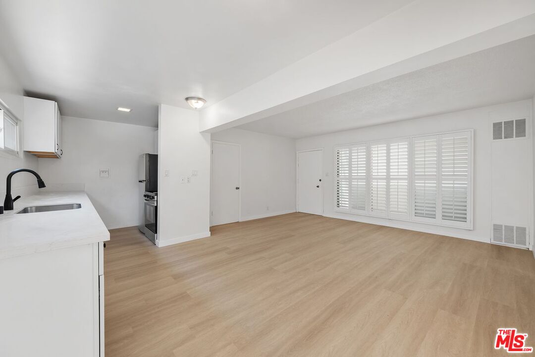 2621 Centinela Ave Unit: 7