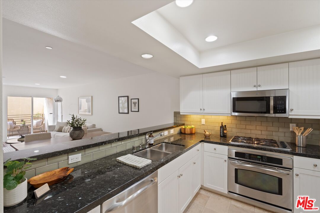 1951 N Beachwood Dr Unit: 206