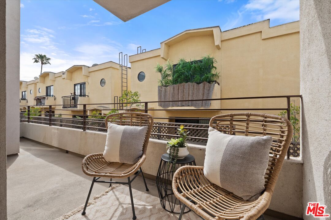 1951 N Beachwood Dr Unit: 206