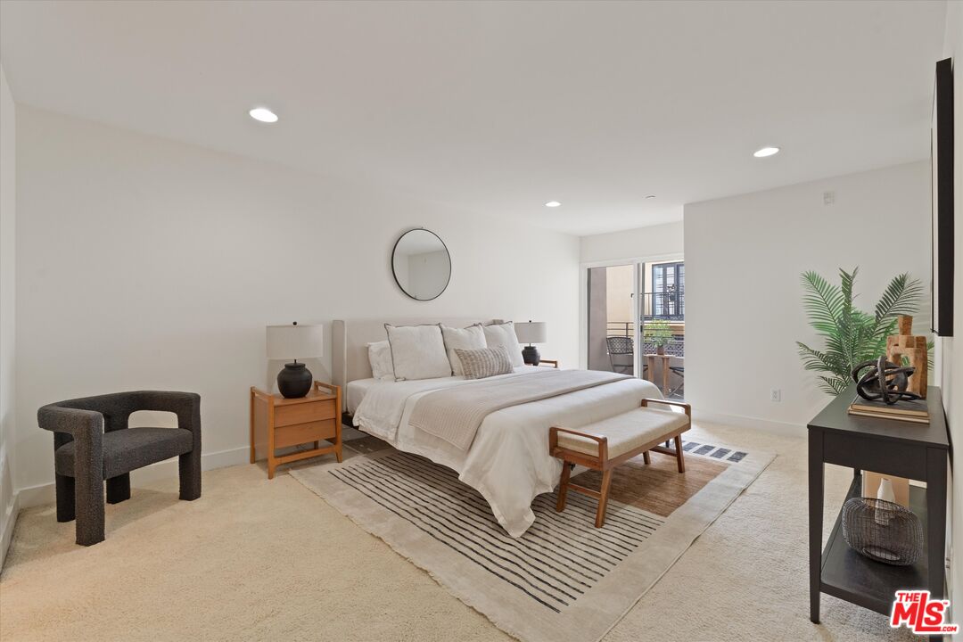 1951 N Beachwood Dr Unit: 206