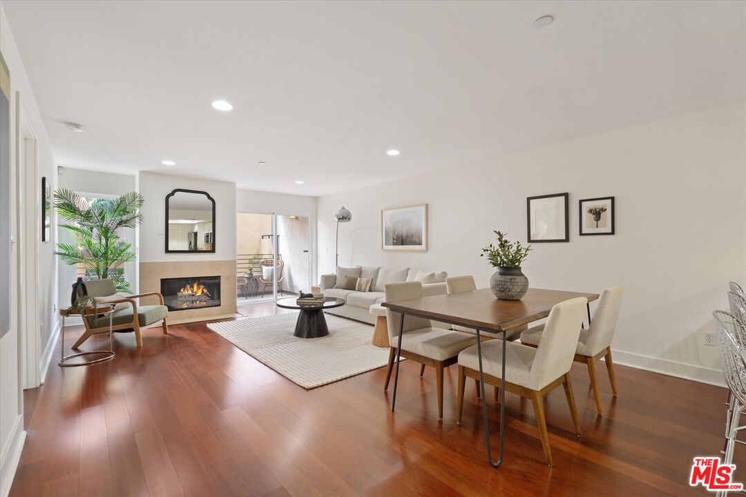 1951 N Beachwood Dr Unit: 206