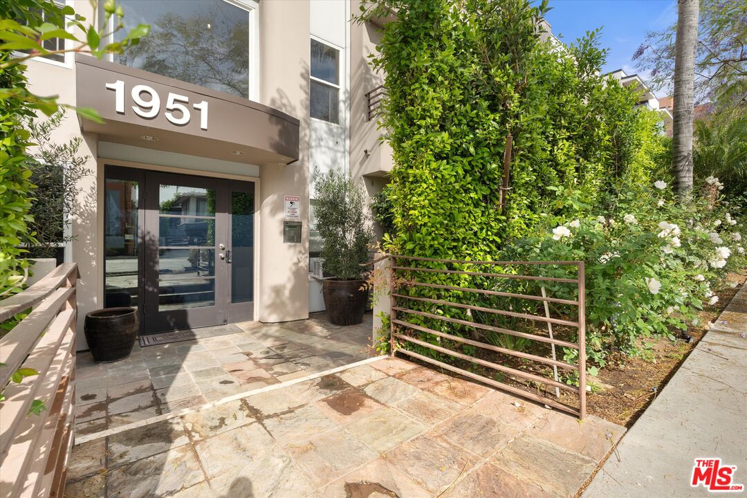 1951 N Beachwood Dr Unit: 206