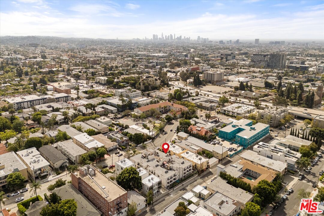 1951 N Beachwood Dr Unit: 206