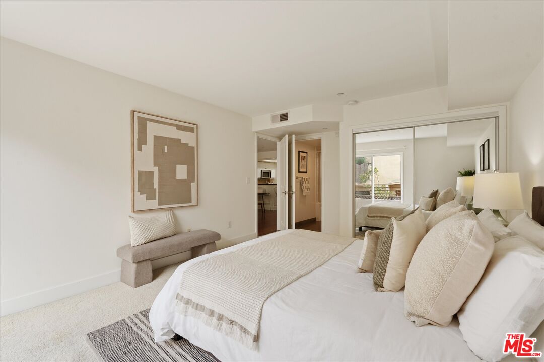 1951 N Beachwood Dr Unit: 206