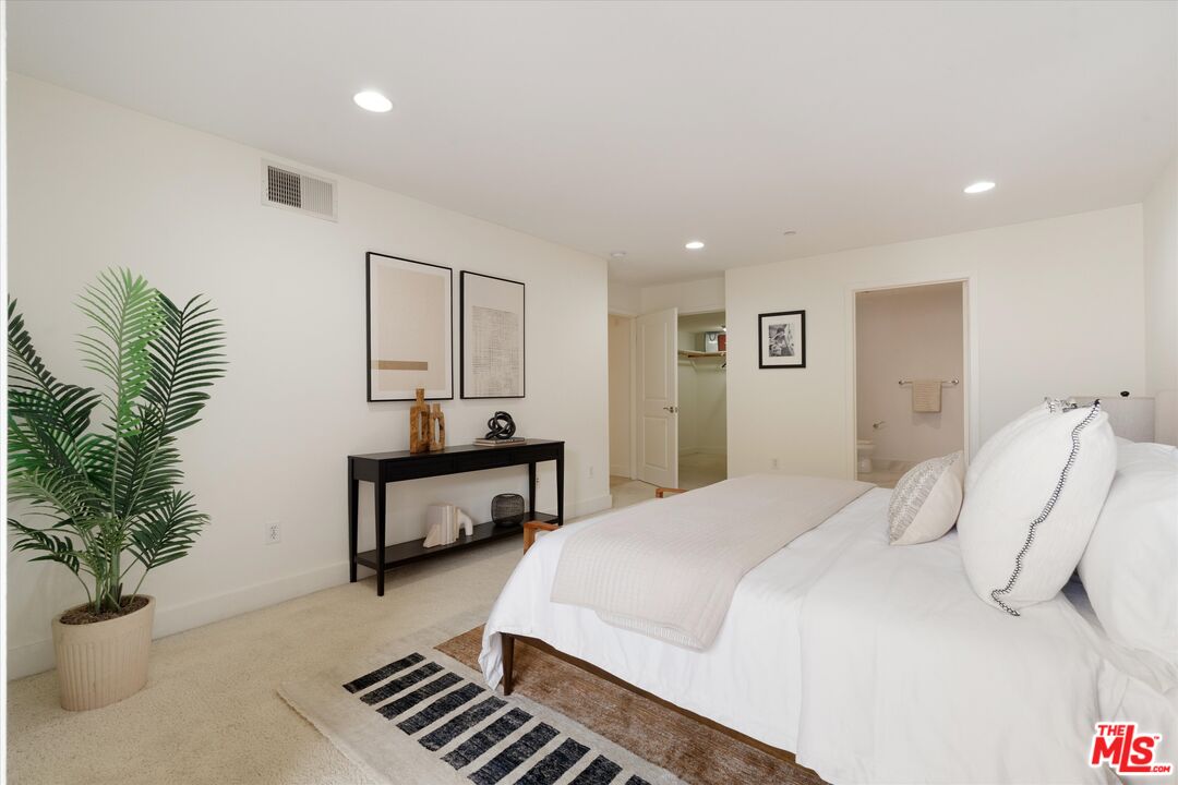 1951 N Beachwood Dr Unit: 206