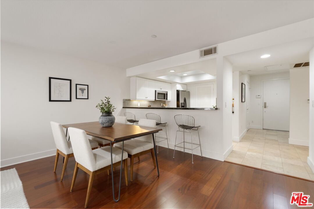 1951 N Beachwood Dr Unit: 206