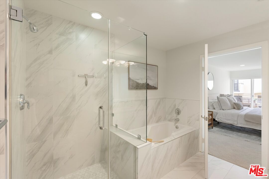 1951 N Beachwood Dr Unit: 206