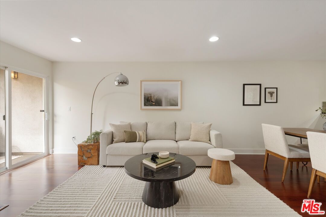 1951 N Beachwood Dr Unit: 206