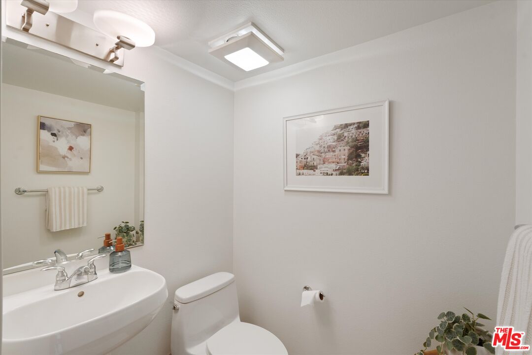 1951 N Beachwood Dr Unit: 206