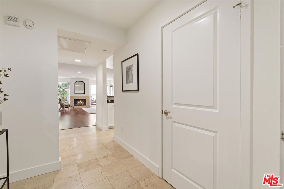 1951 N Beachwood Dr Unit: 206