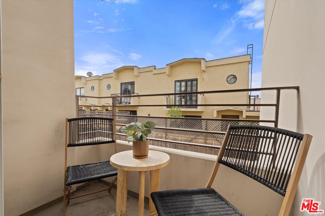 1951 N Beachwood Dr Unit: 206