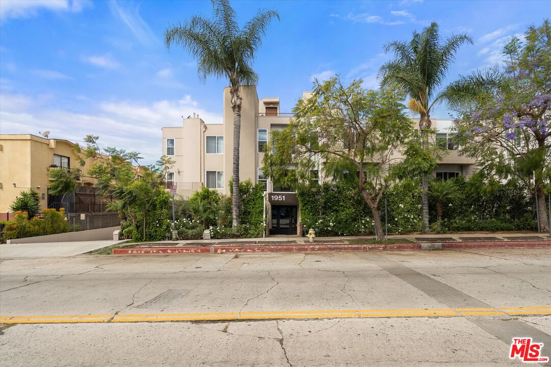 1951 N Beachwood Dr Unit: 206