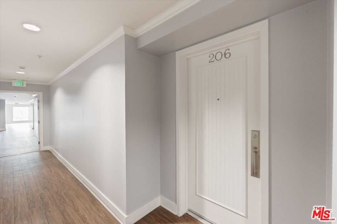 1951 N Beachwood Dr Unit: 206