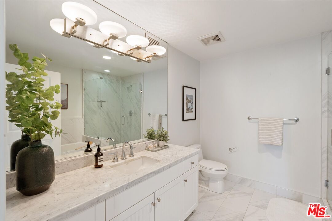 1951 N Beachwood Dr Unit: 206