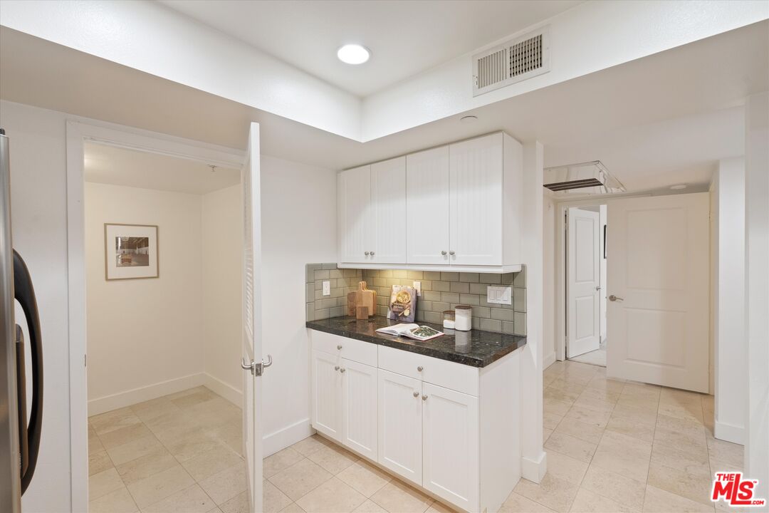 1951 N Beachwood Dr Unit: 206