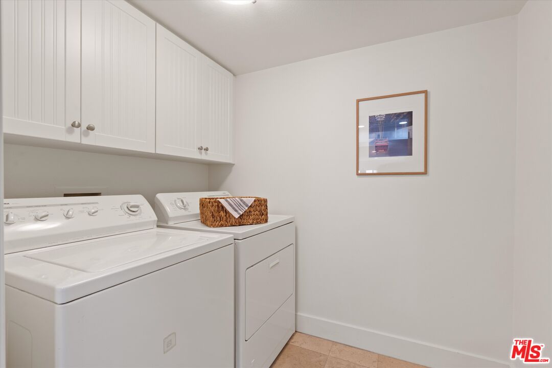 1951 N Beachwood Dr Unit: 206