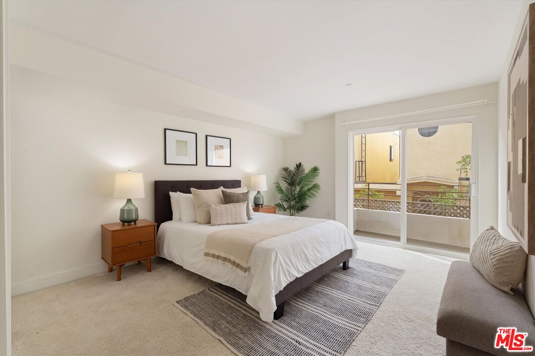 1951 N Beachwood Dr Unit: 206